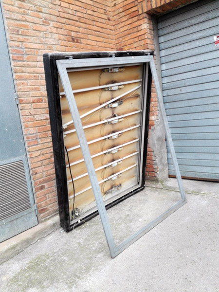 opi caja luz carteleria pared metal metacritras181x126 170.3-195x114.8-139x14 1u